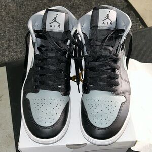 Air Jordan 1 MID Sneakers.